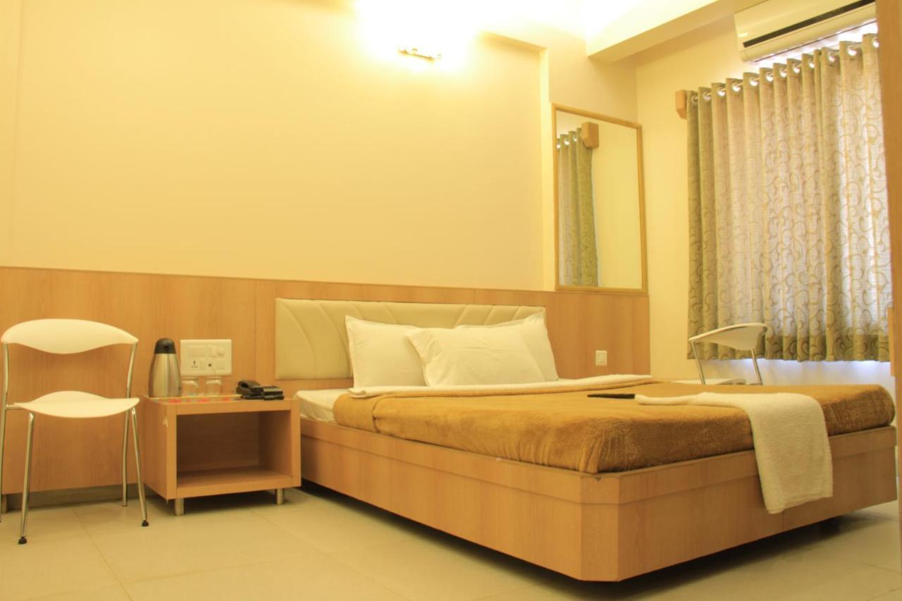 Hotel Sai Gurusthan Sirdi Kültér fotó