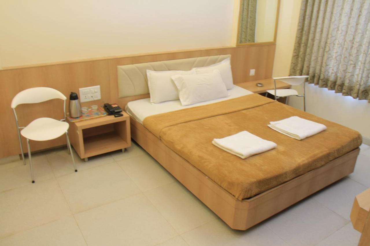 Hotel Sai Gurusthan Sirdi Kültér fotó