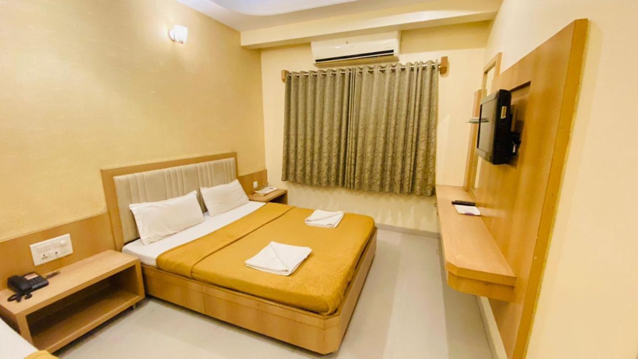 Hotel Sai Gurusthan Sirdi Kültér fotó